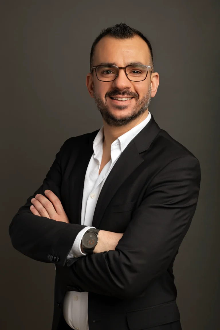 Portrait corporate d’un dirigeant sur fond sombre, studio à Chalifert