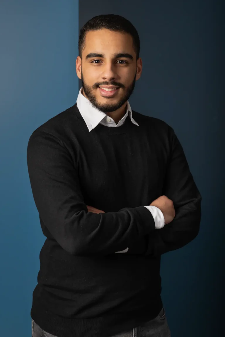 Portrait corporate d’un collaborateur sur fond bleu, photographie d’entreprise à Paris
