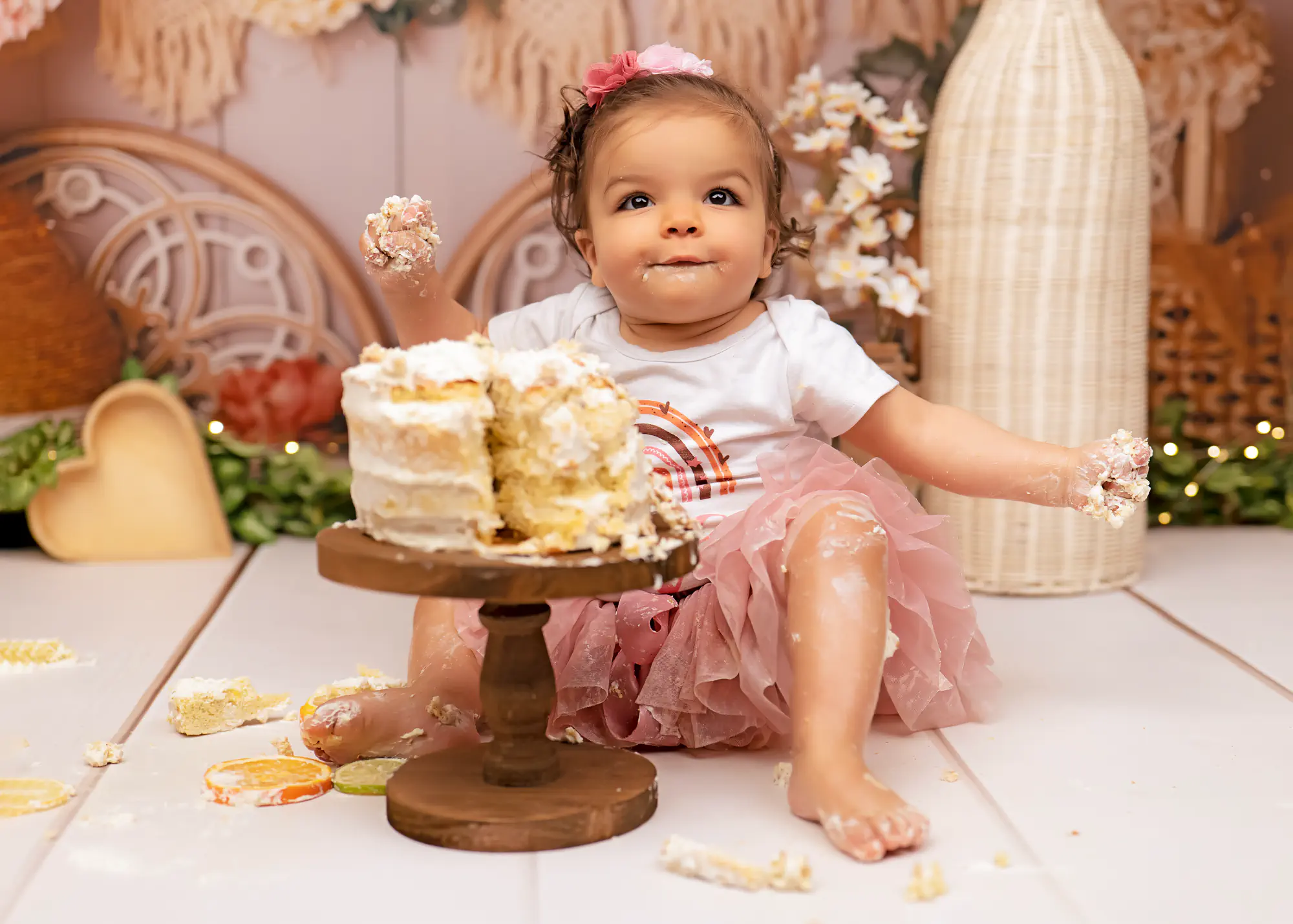 Séance smash the cake en studio, variante de décor avec tulle rose