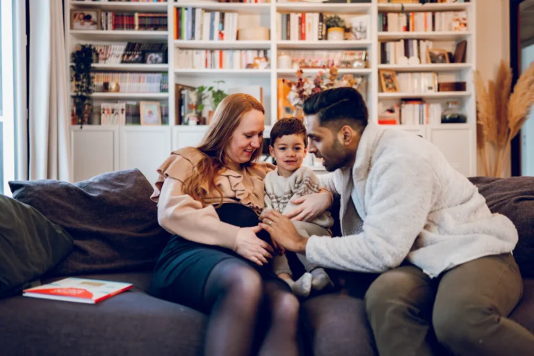 Reportage photo de grossesse &agrave; domicile, une famille dans son salon pr&egrave;s de Marne-la-Vall&eacute;e