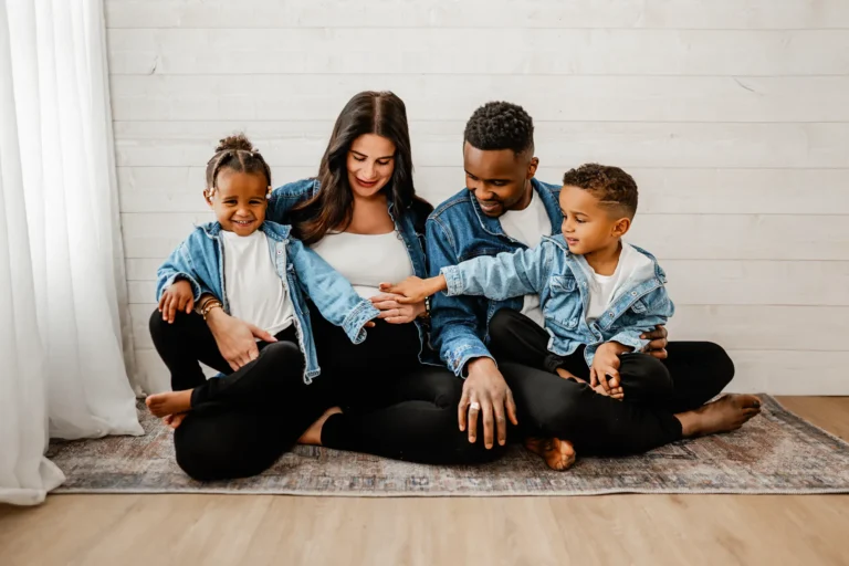 S&eacute;ance photo grossesse en famille au studio de Chalifert, les futurs grands fr&egrave;res et grandes s&oelig;urs autour du ventre