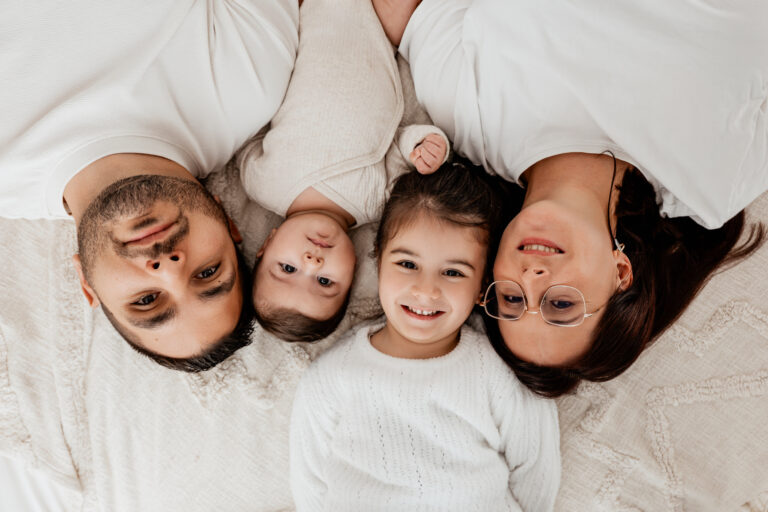S&eacute;ance photo b&eacute;b&eacute; en studio &agrave; Chalifert, la famille allong&eacute;e autour du nouveau-n&eacute;
