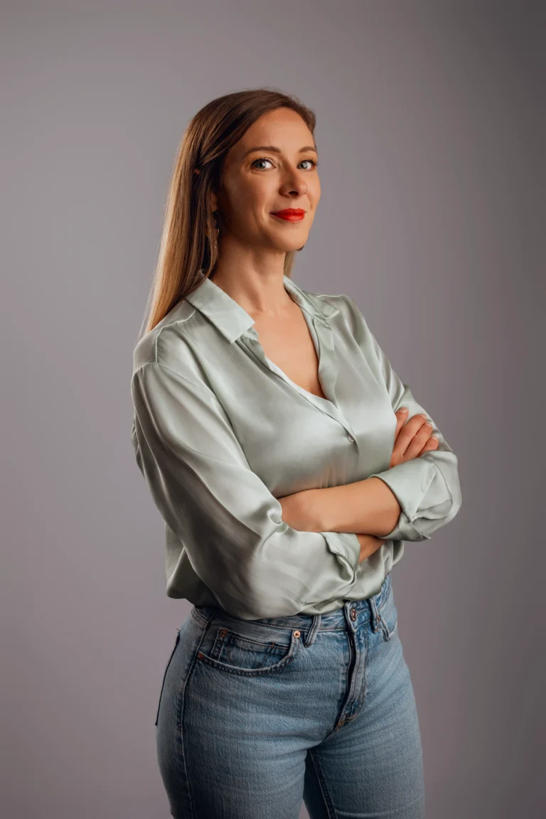 Portrait professionnel d’une collaboratrice sur fond clair, réalisé en studio mobile