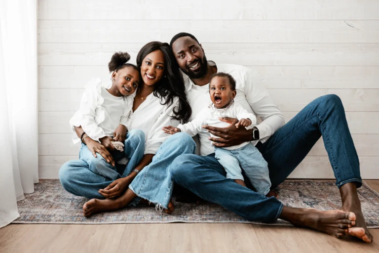 Famille de quatre personnes photographiée en studio près de Marne-la-Vallée
