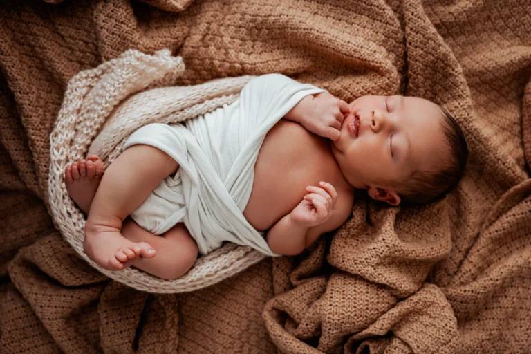 Photographe nouveau-n&eacute; en studio en Seine-et-Marne, b&eacute;b&eacute; emmaillot&eacute; endormi