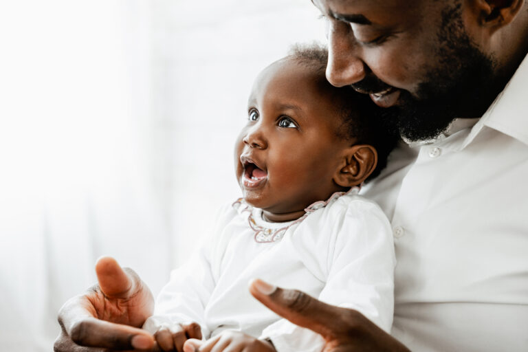 Père et bébé lors d’une séance photo famille en studio