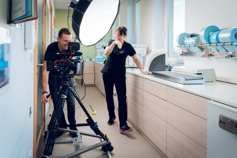 Coulisses d’un tournage vidéo dans un cabinet dentaire