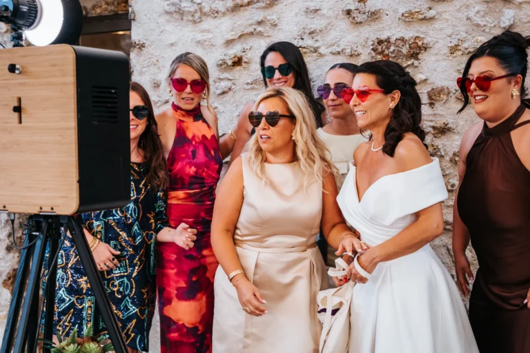 Borne photo louée pour un mariage, invités devant le photobooth