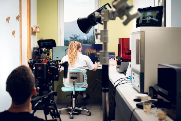 Tournage d’un film corporate : paroles de collaborateurs dans les locaux d’une entreprise