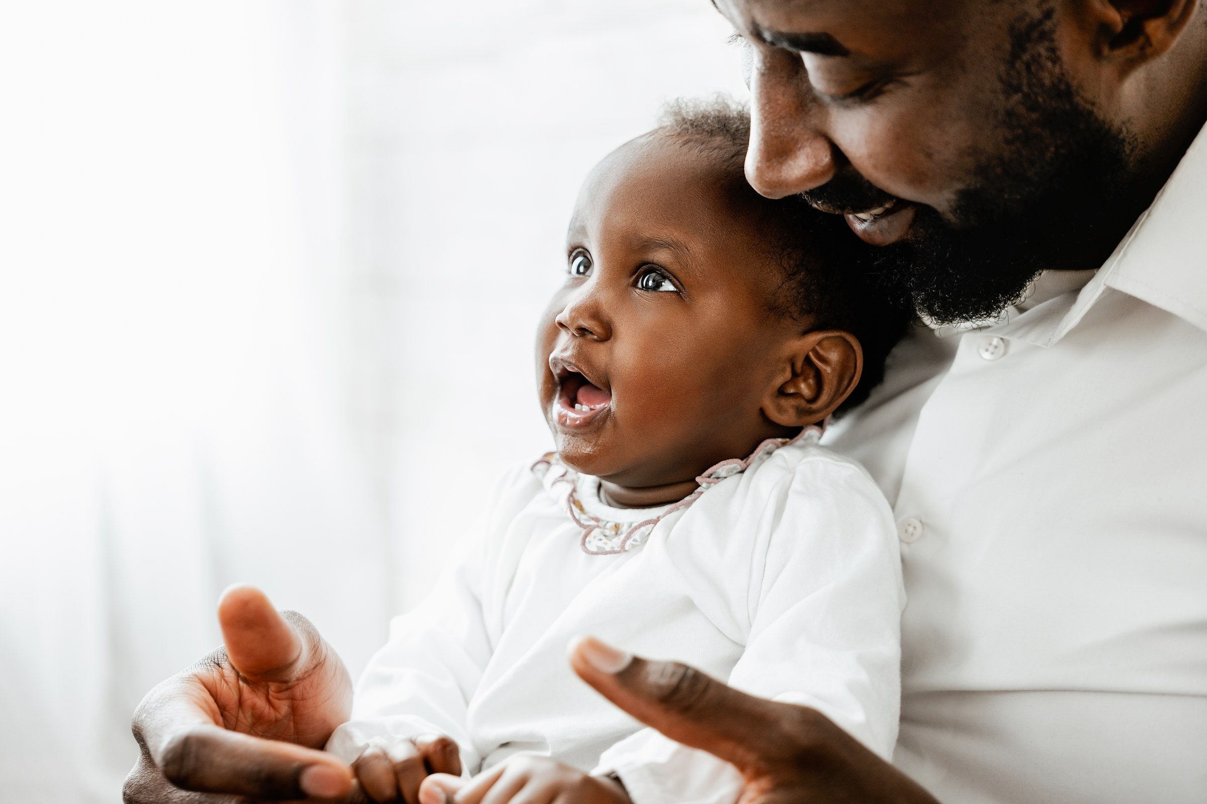 Portrait de famille en studio, tendresse entre un parent et son enfant