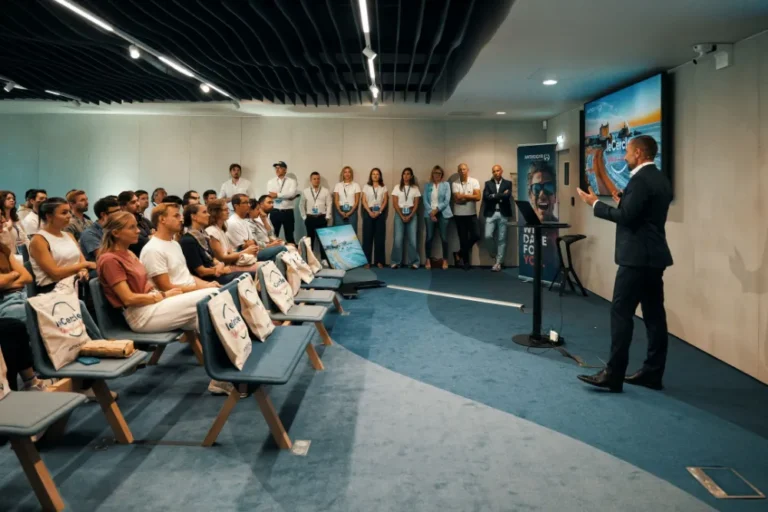 Orateur face aux participants du Cercle Young Leaders d'Anthogyr