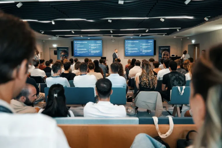 Salle de conférence pleine au Connecteur de Biarritz
