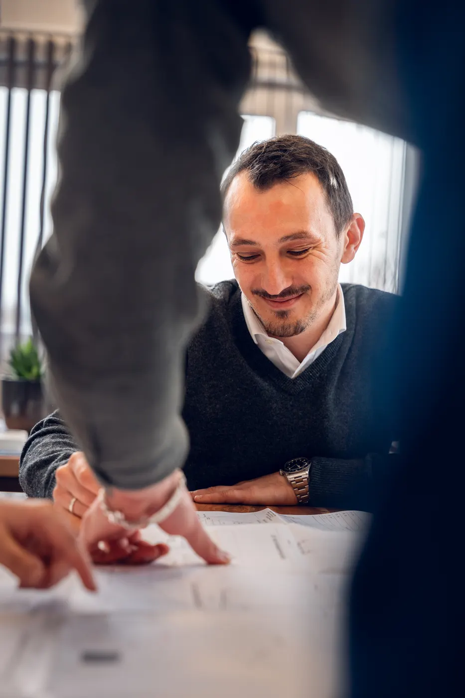 Geste de travail détaillé, dans les bureaux d’Atelier Consulting