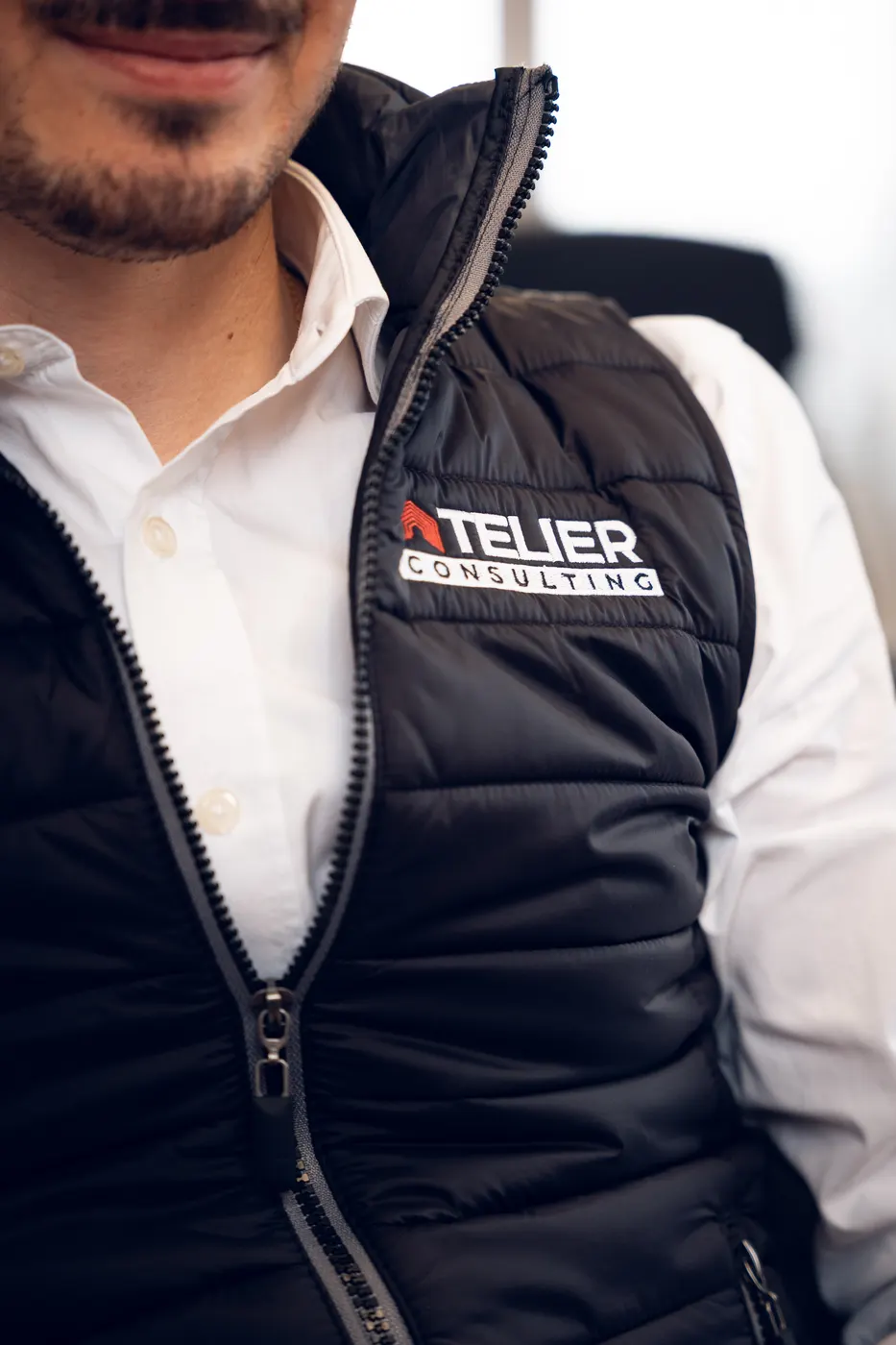 Portrait d’un collaborateur d’Atelier Consulting en veste de travail