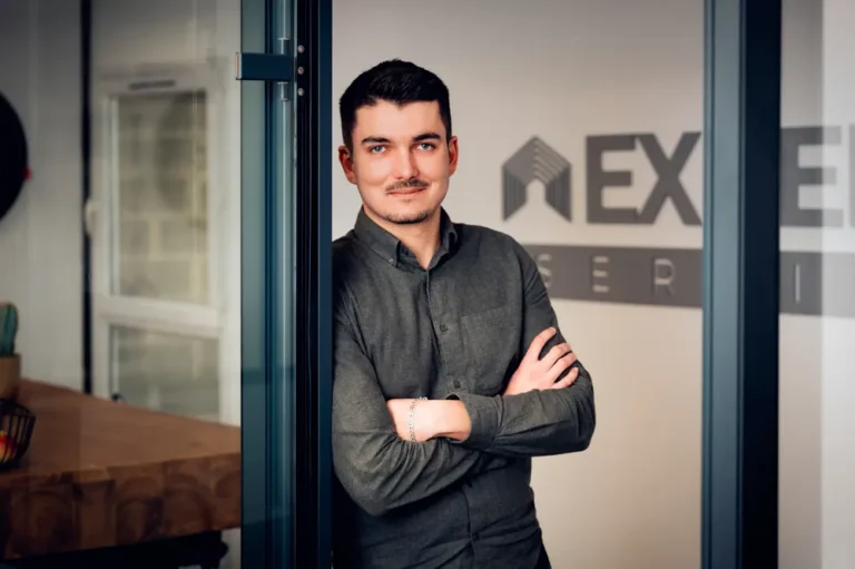 Portrait à l’entrée des locaux d’Atelier Consulting