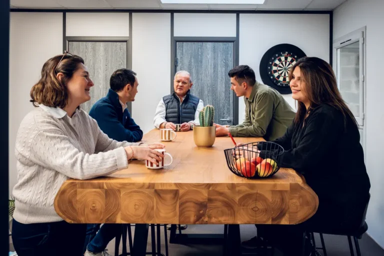 L’équipe d’Atelier Consulting réunie devant ses locaux