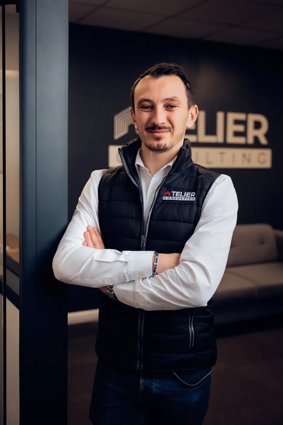 Portrait d’un dirigeant d’Atelier Consulting, bras croisés