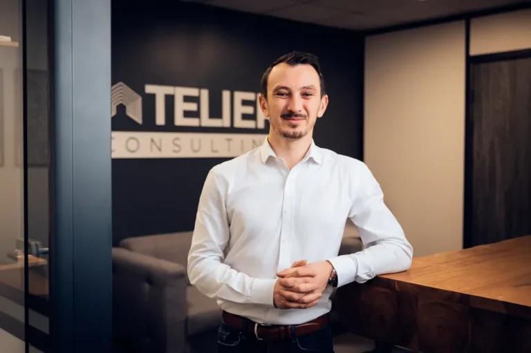 Portrait d’un dirigeant d’Atelier Consulting dans ses locaux