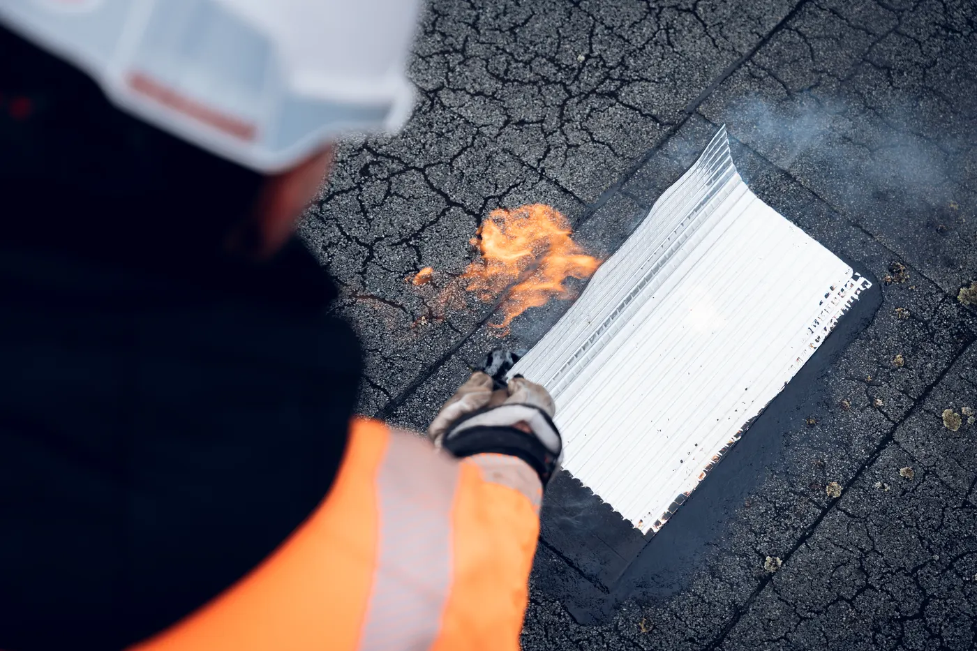 Soudure d’une membrane d’étanchéité sur le chantier