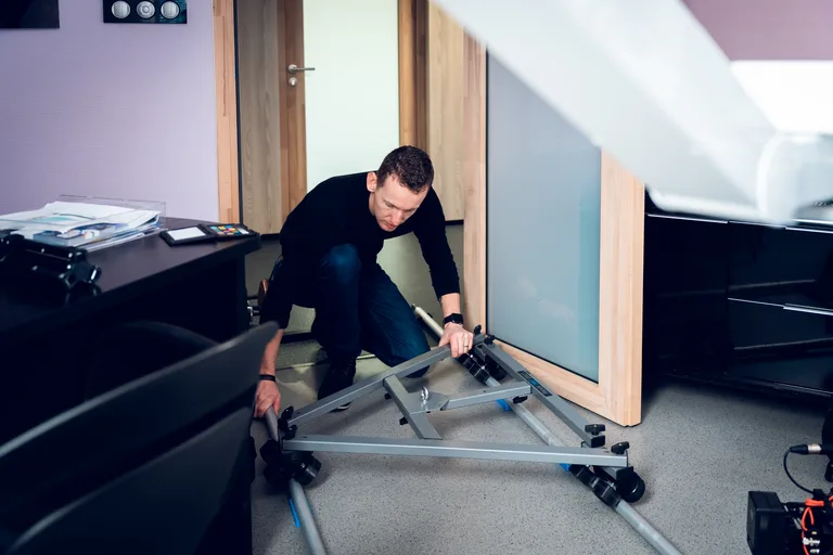 Installation d’un diffuseur avant un tournage en entreprise