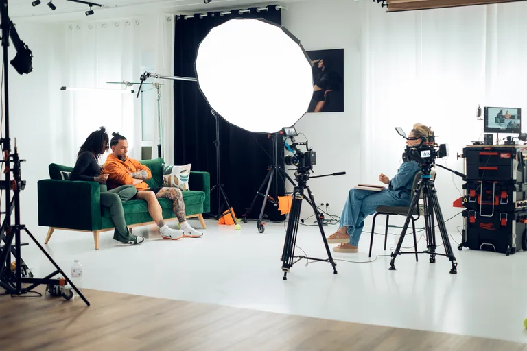 Plateau d’interview en studio, caméra sur pied