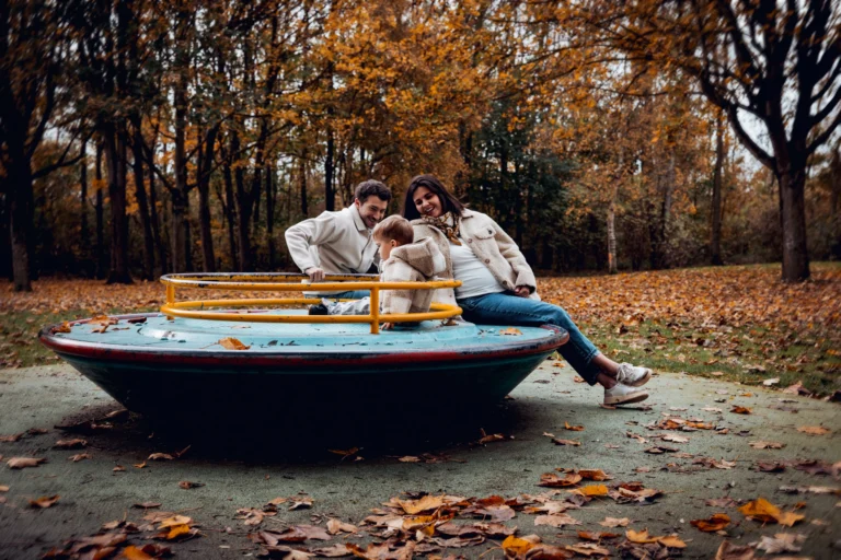 S&eacute;ance photo grossesse en ext&eacute;rieur en Seine-et-Marne, en lumi&egrave;re naturelle