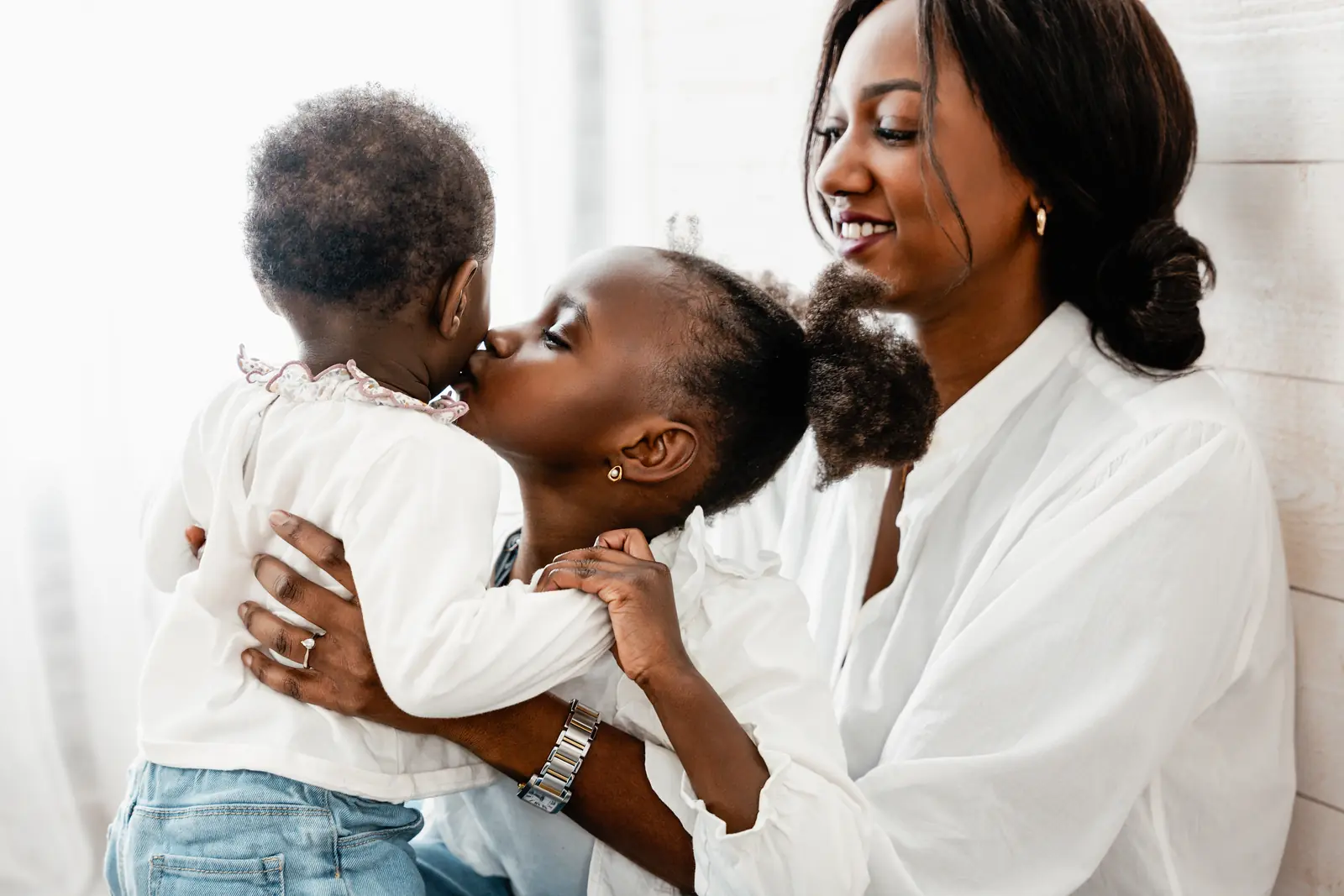 Portrait de famille en studio, complicité entre un père et sa fille