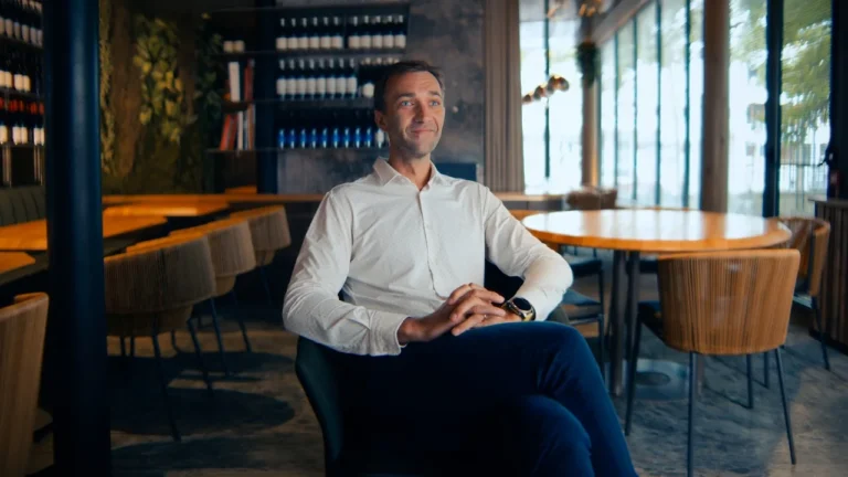 Dr Julien Pacchioni en interview, extrait d’une vidéo témoignage client tournée pour Straumann Group France