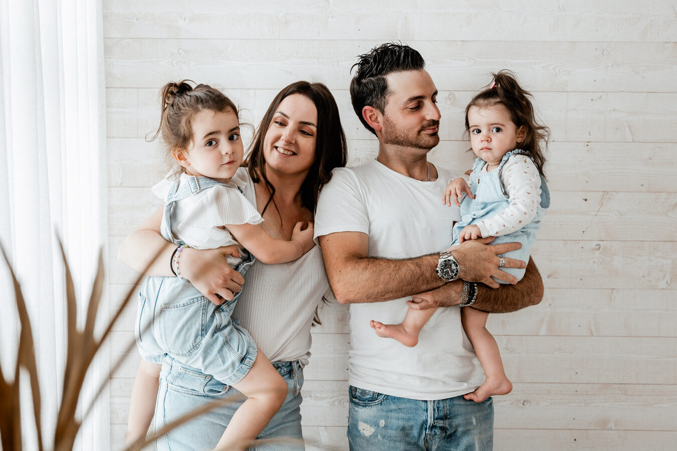 Séance photo famille en studio, complicité entre les parents et leurs enfants
