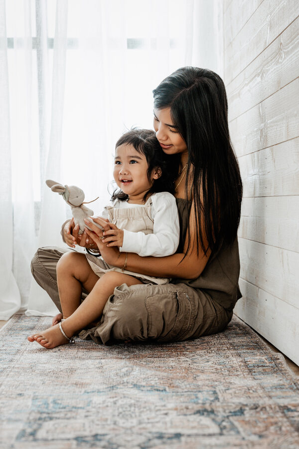 Portrait famille en studio, tendresse entre une mère et sa fille