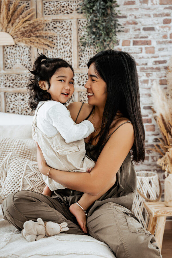 Portrait famille en studio, tendresse entre une mère et sa fille