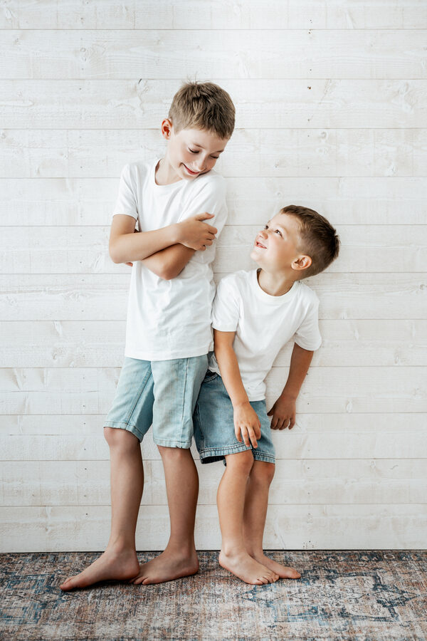 Portrait famille en studio, complicité entre un parent et son enfant